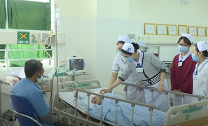 Sức khỏe bé trai 5 tuổi bị cha chém rách mặt giờ ra sao?