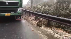 Lào Cai: Băng tuyết khiến Quốc lộ 4D trơn trượt, tài xế phải lấy dây buộc đầu xe