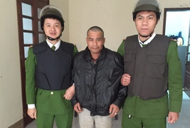 Đi xe đạp ngược chiều còn dùng dao chém hỏng xe tuần tra của CSGT