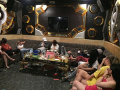 Cảnh sát đột kích quán karaoke, bắt quả tang 47 nam thanh nữ tú phê ma túy