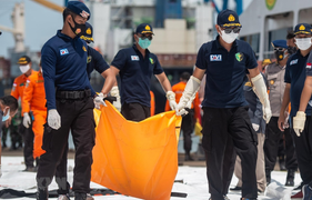 Máy bay Indonesia rơi: Xác định danh tính nạn nhân đầu tiên và vị trí hộp đen