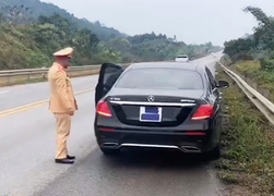 Tài xế Mercedes dùng băng dính che biển số trên cao tốc