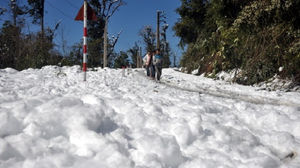 Video: Ngắm tuyết rơi phủ trắng đồi núi nhà cửa ở Y Tý, Lào Cai