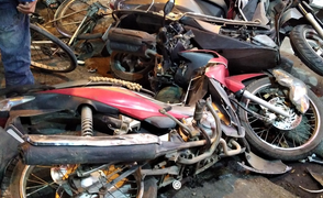 Nữ tài xế lái Toyota Fortuner tông loạt xe máy trên phố Hà Nội