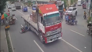 Video: Người đàn ông thoát chết trong gang tấc trước bánh xe đầu kéo