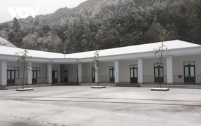 Băng giá xuất hiện nhiều nơi, học sinh các tỉnh Tây Bắc phải nghỉ học tránh rét