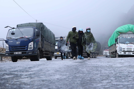 Đường đèo Ô Quy Hồ đóng băng, xe cộ không thể di chuyển