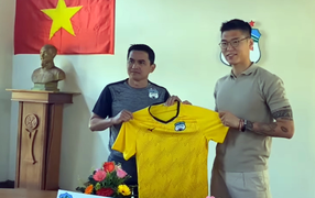 Video: HAGL ký hợp đồng với 2 ngoại binh, HLV Kiatisak trao áo đấu