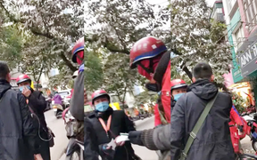 Chửi mắng shipper không mặc đồng phục do quá rét, quán nướng bị đánh giá 1 sao