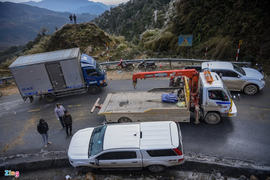Băng tuyết khiến mặt đường đóng băng, tài xế mắt kẹt hai ngày giữa đèo Ô Quy Hồ