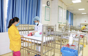 Trẻ ngừng thở khi rửa mũi bằng nước muối, bác sĩ chỉ ra sai lầm cha mẹ mắc phải