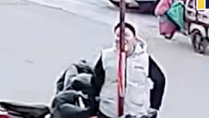 Video: Liếm cột kim loại giữa trời giá lạnh, lưỡi nam thanh niên bị dính chặt