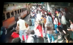 Video: Viên cảnh sát phản ứng cực nhanh cứu người phụ nữ ngã vào đoàn tàu