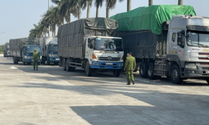 Bắt đoàn xe chở 300 tấn hàng nhập lậu về Hà Nội tiêu thụ