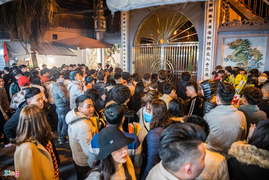 Người dân ùn ùn đến phủ Tây Hồ lễ mùng 1 tháng Chạp từ nửa đêm