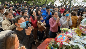 Video: Biển người chen chân dâng hương tại Phủ Tây Hồ