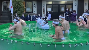 Video: Phong tục tắm nước đá dịp đầu năm ở Nhật Bản