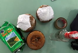 Chủ quán ăn hốt hoảng khi nam thanh niên say rượu bỏ lại 2 hũ nghi đựng tro cốt