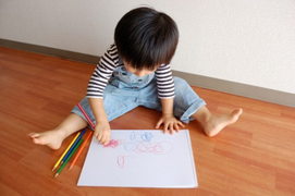 Bé thuận tay trái, cha mẹ có nên thay đổi thói quen này?