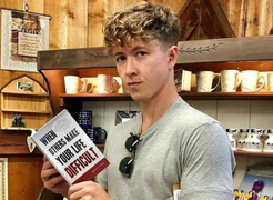 Kỳ lạ bác sĩ Mỹ 5 năm không tắm gội, tuyên bố ở bẩn chính là bảo vệ da