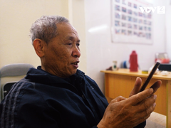 Ông bà già chơi Facebook, được và mất gì?