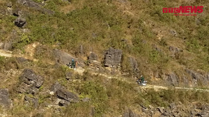 Video: Vượt núi đá hiểm trở đưa con nuôi đồn biên phòng về đón Tết người Mông