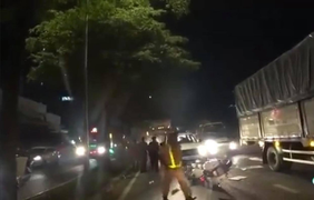 Tài xế ô tô chở thuốc lá lậu điên cuồng tăng ga tông văng xe của CSGT