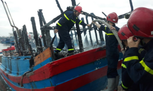 Tàu cá Quảng Ngãi cháy rụi trong đêm, thiệt hại gần 4 tỷ đồng