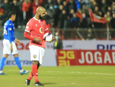 Video: Tiền đạo Hà Tĩnh đá hỏng 2 quả phạt đền trong một hiệp đấu