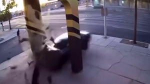 Video: Xe hơi lao như tên bắn, tông thẳng vào cột bên đường