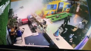 Đang ôm con nhỏ, người phụ nữ bị 2 kẻ côn đồ lao vào nhà hành hung dã man