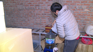 Video: Giật mình 'công nghệ' hô biến rượu thủ công thành rượu ngoại