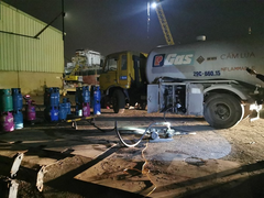 Đột kích, bắt quả tang 5 người sang chiết gas trái phép tại cảng ở Hải Phòng