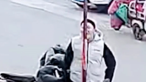 Video: Liếm thanh kim loại khi trời -16 độ C, thiếu niên Trung Quốc bị dính lưỡi