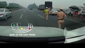 Video: Tài xế xe hơi luồn lách qua CSGT rồi bỏ chạy trên cao tốc