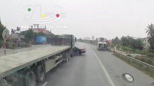 Video: Xe đầu kéo chuyển làn ẩu, tông ô tô con xoay ngang trên quốc lộ 