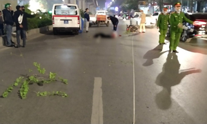 Xe máy tông thương vong 3 người đi bộ ở Hà Nội: Trích xuất camera điều tra