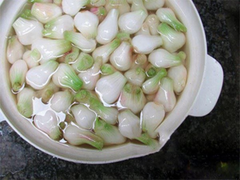 Những người tuyệt đối không nên ăn hành muối ngày Tết 