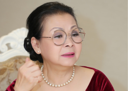 Danh ca Khánh Ly tiêm vaccine COVID-19