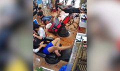 Clip: Người đàn ông ngã chổng vó khi đi cắt tóc