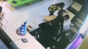 Video: Đang ôm con, người phụ nữ bị 2 người đàn ông xông vào đánh đập dã man