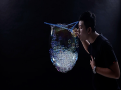 Video: Sinh viên Trung Quốc trở thành kỷ lục gia thổi bong bóng xà phòng