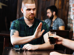 Mẹo hay giúp bạn uống ít rượu bia hơn trong ngày Tết