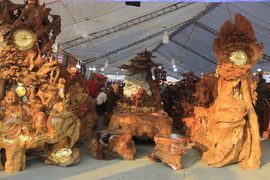 Choáng ngợp bộ bàn ghế 'cửu lân quần tụ' dát vàng giá siêu đắt