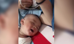 Clip: Em bé cười nắc nẻ khi đang ngủ say