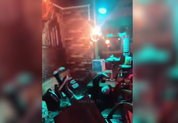 Múa trên bàn, cô gái ngã chỏng gọng