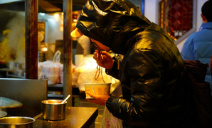 Người Vũ Hán và những bát mỳ trộn nóng vượt đại dịch COVID-19