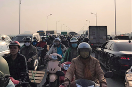 5 ô tô tông liên hoàn, xe cộ chôn chân trên cầu Vĩnh Tuy trong nhiều giờ