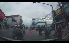 Video: Nam thanh niên vượt đèn đỏ bị xe ben tông thẳng, cuốn vào gầm