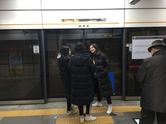 Cô gái chết thảm khi áo phao dáng dài kẹt cửa xe buýt